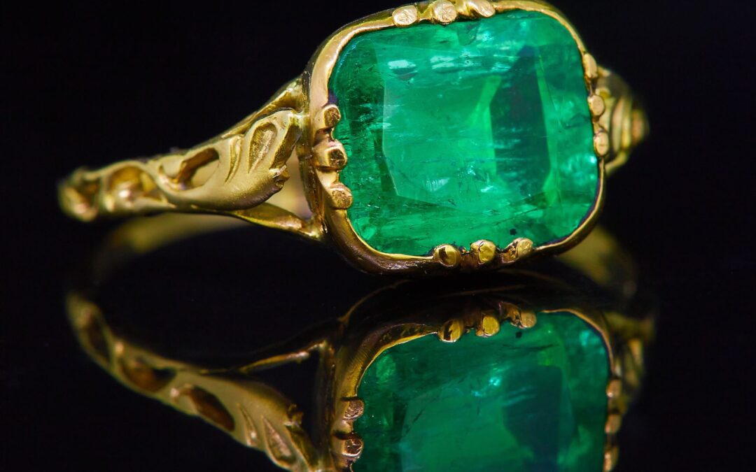 Bague emeraude ancienne : Origines, achat et entretien